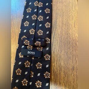 🌹 Hugo Boss 🌹 100% Silk Black and Brown Floral Tie